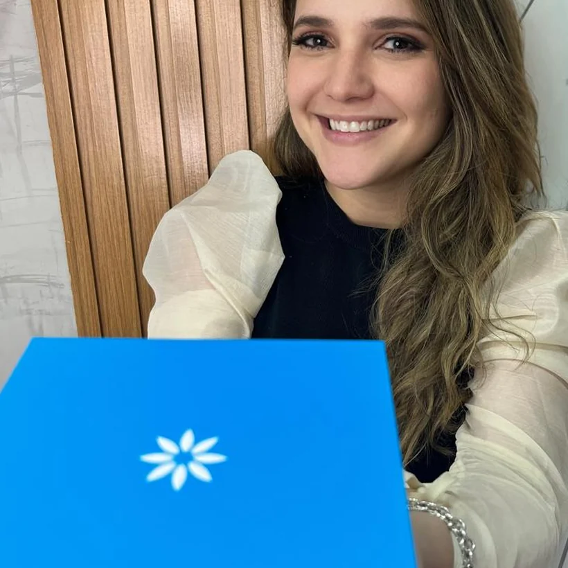 Dra. Isabela Lobo com a caixa dos alinhadores Invisalign