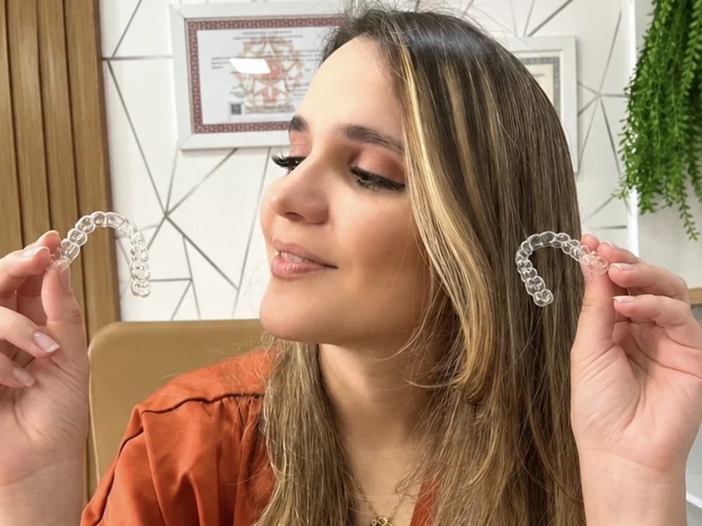 Alinhadores Invisalign transparentes no consultório da Dra. Isabela Lobo